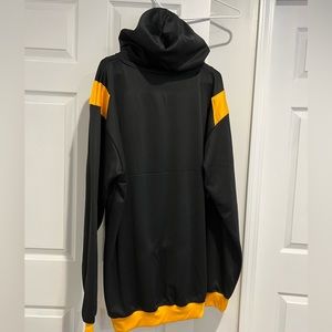 Men’s NWT Pittsburgh Steelers hoodie in size 2XLT!